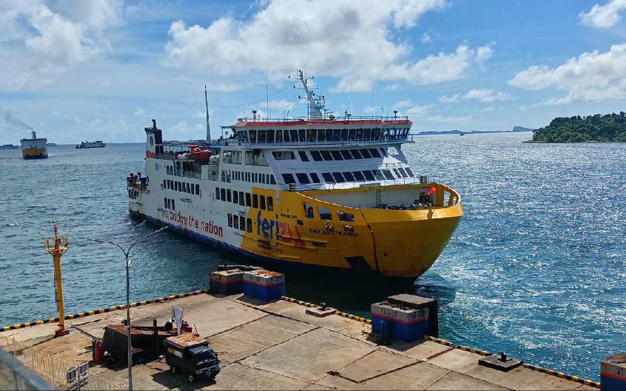 Puluhan Ribu Kendaraan Pemudik Padati Pelabuhan Merak
