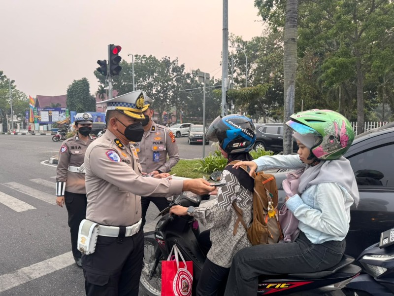 Kabut Asap Pekanbaru Menebal, Ditlantas Polda Riau Turun ke Jalan Bagikan 1.000 Masker