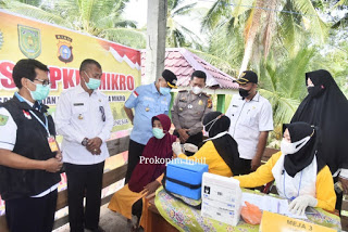 Wabup Inhil Tinjau Vaksinasi Lansia dan Perangkat Desa Pekan Kamis