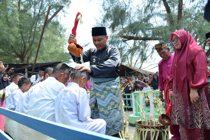 Hadiri Festival Mandi Safar, Wabup Ingatkan Masyarakat Sambut Wisatawan dengan Ramah