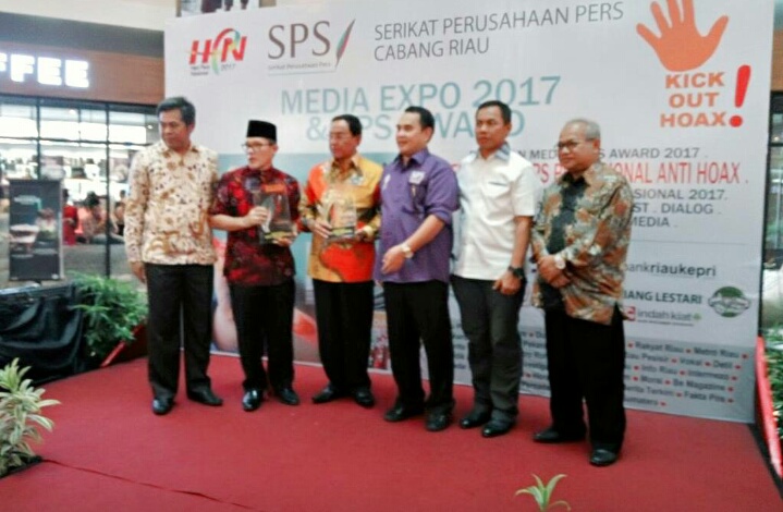 Bupati Wardan Terima Award Media Relasinship dari SPS Riau