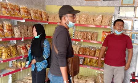 Diskop dan UKM Inhil Lakukan Pembinaan ke Geray Pusat Oleh-oleh Khas Inhil 