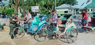 Puluhan Tukang Becak dan Buruh Gerobak Dapat Amplop dari Dandim