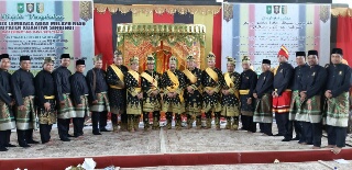 LAMR Kuansing Resmi Sandangkan Gelar Adat Kepada H Mursini dan H Halim