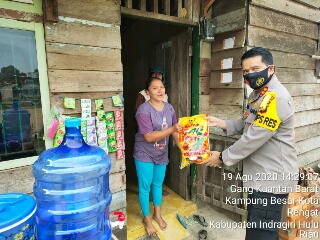 Kapolres Inhu Salurkan Bantuan 1 ton Beras untuk Masyarakat Terdampak Covid-19