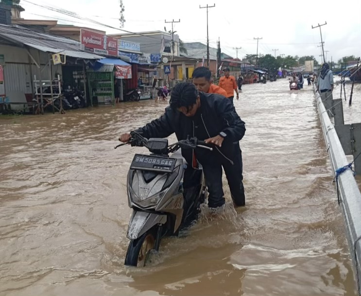 Banjir Rob Rendam Permukiman Warga Inhil, Aktivitas Terganggu dan Kendaraan Rusak