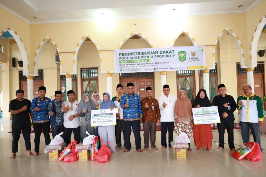 Wakil Bupati Siak Serahkan Bantuan Zakat Konsumtif Tahap II Tahun 2025 di Kecamatan Siak