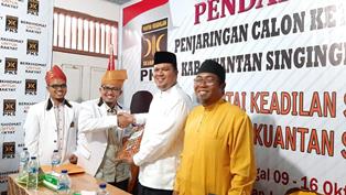 Lantunan Ayat Suci Awali Andi Putra-Rofingi Mendaftar di PKS