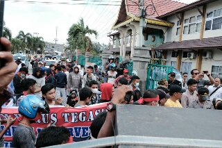 Aliansi Gerakan Supremasi Hukum Gelar Aksi di PN Pekanbaru