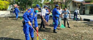 Sat Pol Air Polres Siak Bersihkan Fasilitas Umum di Tepian Sungai Siak