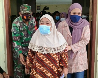 Bupati Inhu Rezita Tinjau Pemberian Vaksinasi Di Kecamatan Pasir Penyu