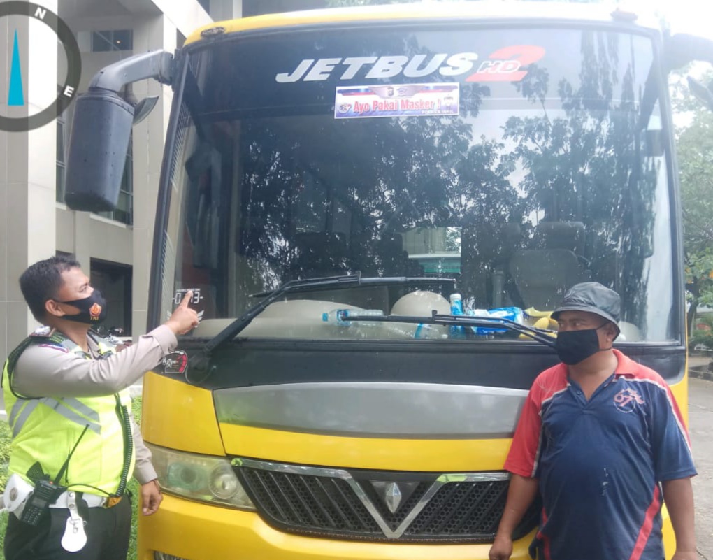 Imbauan Cegah Covid-19, Polres Inhil Tempel Stiker 