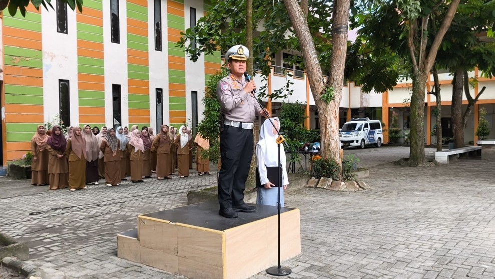Sosialisasi Tertib Lalu Lintas di SMKN 7, Dirlantas Polda Riau Minta Pelajar Jauhi Balap Liar