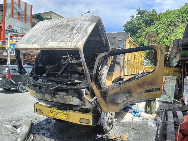 Truk Bermuatan Pupuk Terbakar di Jalan Imam Munandar Pekanbaru