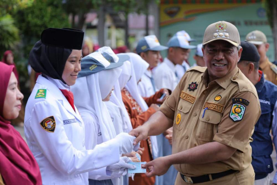 Sambangi SMA Negeri 1 Sungai Apit, Bupati Alfedri Harap Siswa 17 Tahun Sudah Punya IKD