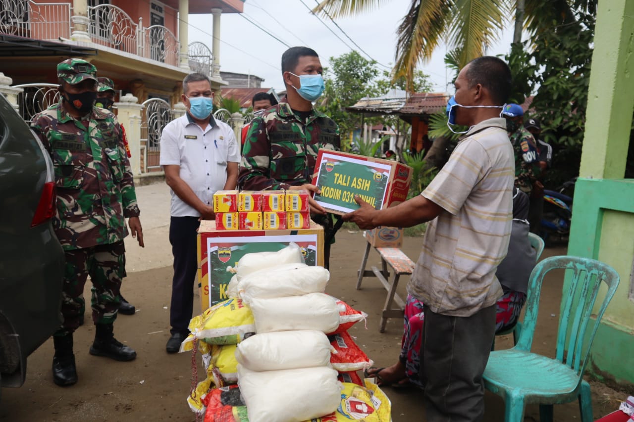 Dandim 0314/Inhil Beri Bantuan Sembako untuk Korban Kebakaran di Gang Serta Daya
