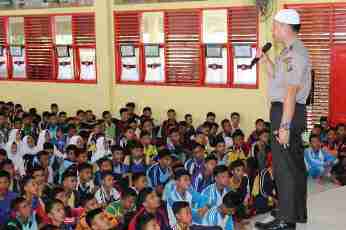  Polres Kuansing Lakukan Giat Police Goes to School di SMKN 2 Teluk Kuantan