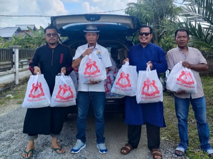 Agar Tepat Sasaran, Ketua Kadin Inhil Turun Langsung Bagikan 200 Paket Sembako