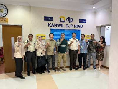 Bapenda dan DJP Kanwil Riau Bahas Sinergitas Penguatan Pajak Pusat dan Daerah 