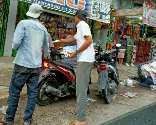 Tim Relawan KDI Sebar Brosur Program Kerja Door to Door