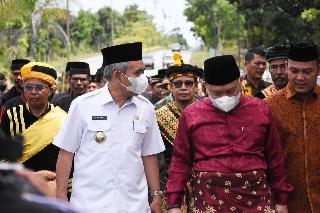 Ninik Mamak Serahkan Payung Panji Adat Kampar ke Pj Bupati Kampar Kamsol