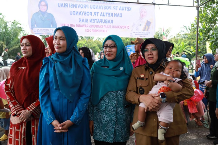 Bupati Siak Dampingi Istri Gubernur Riau Temui Kader Posyandu Rawang Air Putih