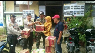 Polres Inhil Serahkan Bantuan Korban Banjir 