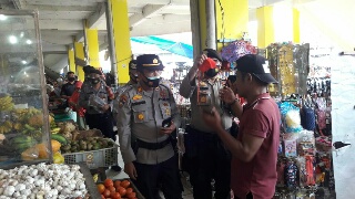 100 Hari Program Kapolri, Polres Inhu Bagikan Ratusan Masker di Pasar Rengat