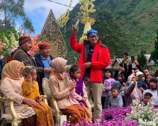 Terkenal dengan Sunrise Nan Indah, Sandiaga Uno Bertandang ke  Desa Wisata Sembungan Jateng