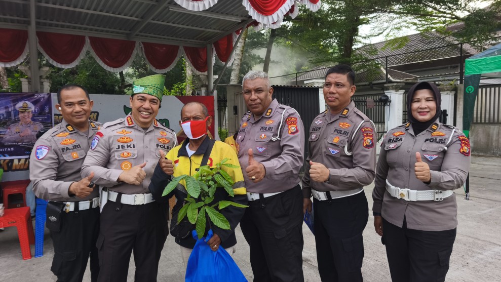 Dari Helm hingga Bibit Pohon, Polantas Karib Perkuat Sinergi dengan Ojol
