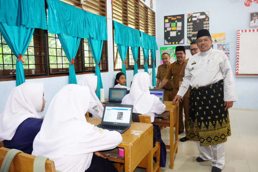 Pelajar SMP Kabupaten Siak Belajar Mengunakan Chromebook belajar.id