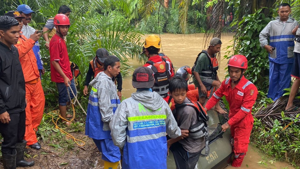 10 Warga yang Terjebak Luapan Sungai Nagari Salareh Aia Sumbar Berhasil Diselamatkan