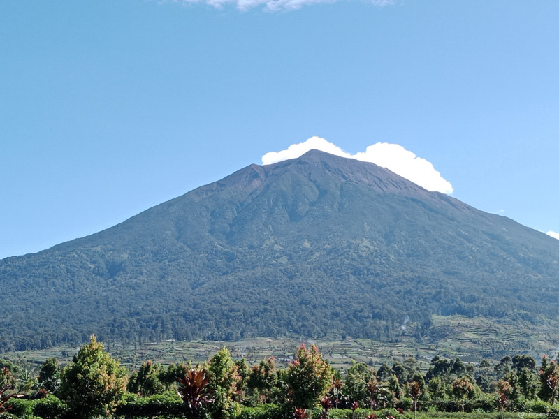 Masyarakat dan Wisatawan Diminta Jaga Jarak dari Kawah, Simak Aktivitas Vulkanik Gunung Api Kerinci Terkini