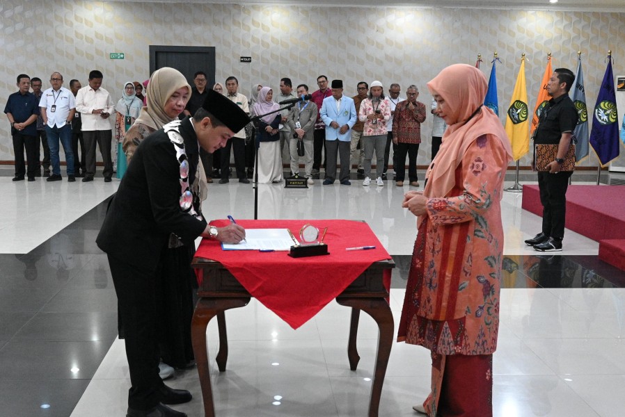 Dr. Odih Resmi Dilantik Jadi Dekan Fakultas Kedokteran Universitas Riau Periode 2025-2029