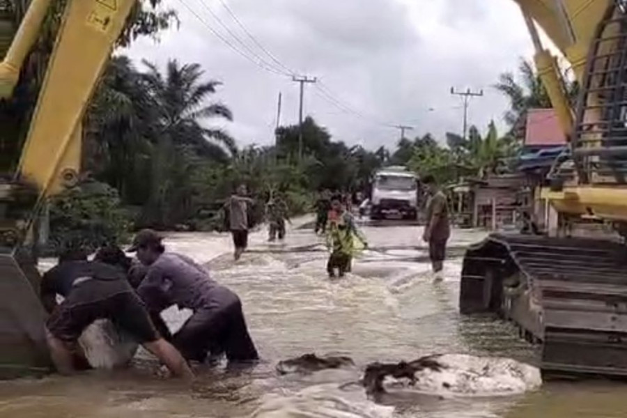 Bantu Penanganan Banjir, Alat Berat Dinas PUPR Riau Terjang Banjir di Inhu