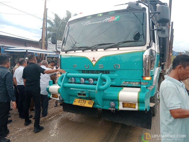 Tinjau Jalan Rusak Minas-Perawang, Gubri Wahid Dapati Truk Kayu Melebihi Tonase Plat Non BM