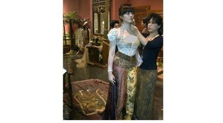 Belahan Dada Agnez Mo Pakai Kebaya Bikin Pusing Warganet 