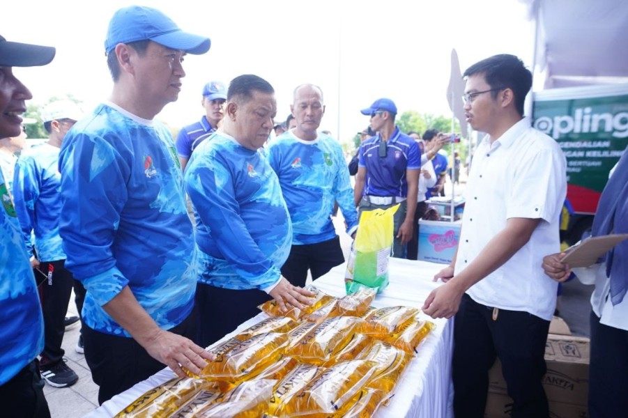 Plt Gubri SF Hariyanto Tinjau Operasi Pasar Murah di Stadion Utama, Beras SPHP Hanya Rp59 Ribu