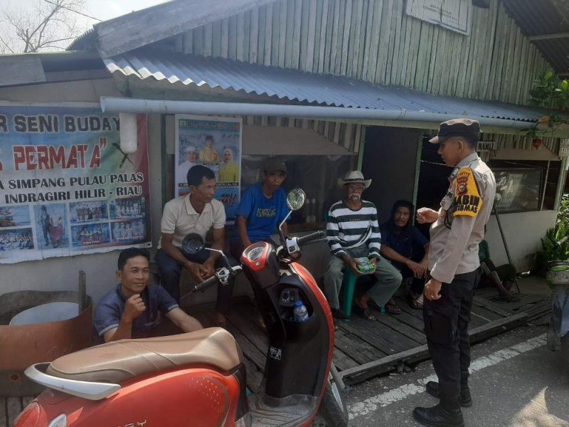 Sambangi Masyarakat Desa Pulau Palas, Polsek Tembilahan Hulu Ajak Sukseskan Pilkada 2024