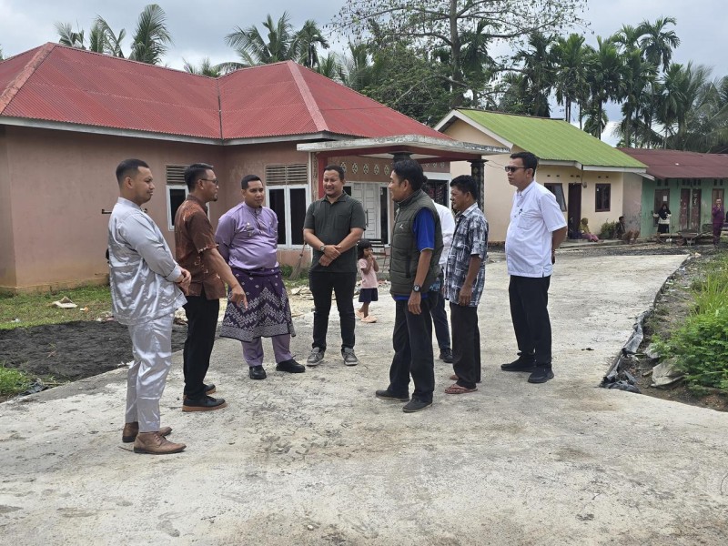 PT PLN NP UP Tenayan Laksanakan Semenisasi Jalan Lingkungan Menggunakan FABA Bersama Masyarakat dan Pemcam