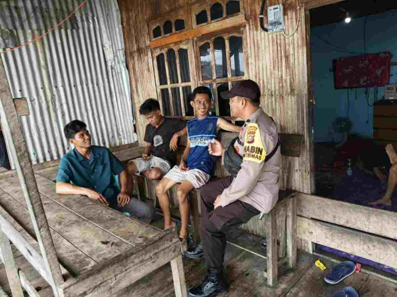 Keliling Kampung, Bhabinkamtibmas Sungai Bela Ajak Warga Ciptakan Pilkada Damai