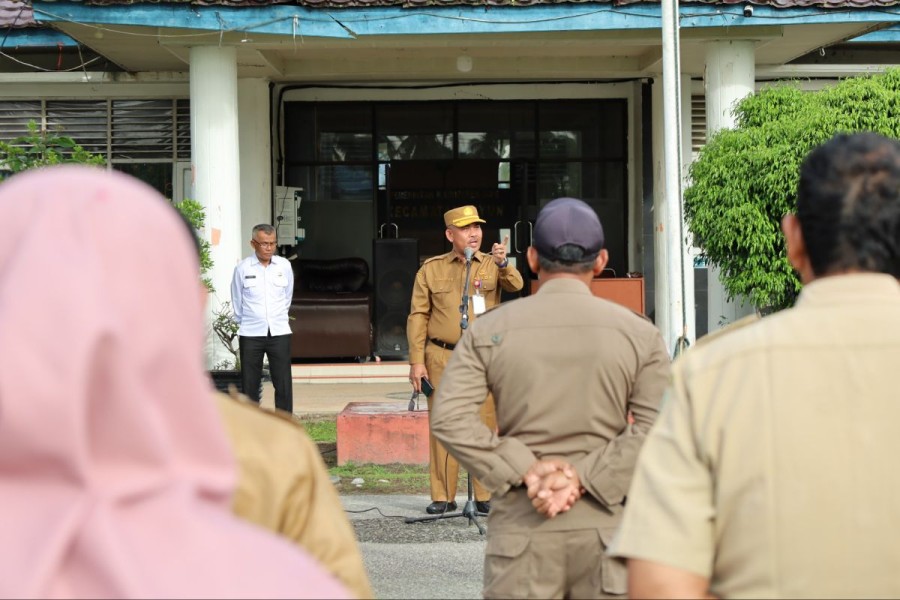 Sekda Siak Tekankan Disiplin dan Komitmen Pelayanan dalam Apel Bersama di Kecamatan Dayun