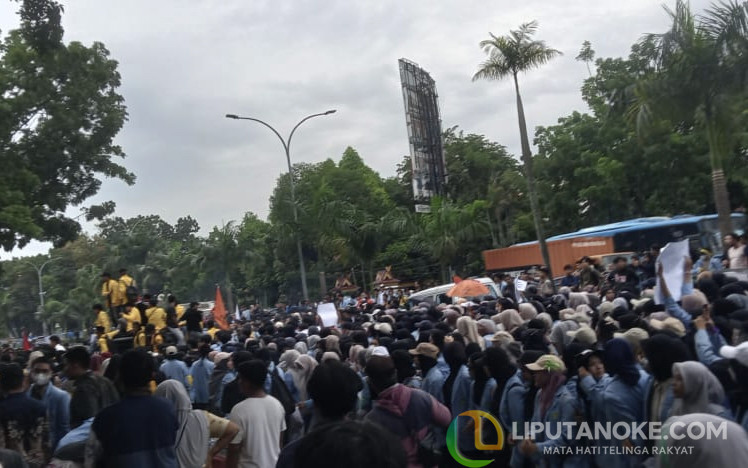 Diguyur Hujan, Ribuan Mahasiswa Gelar Aksi Tolak Revisi RUU Pilkada di DPRD Riau