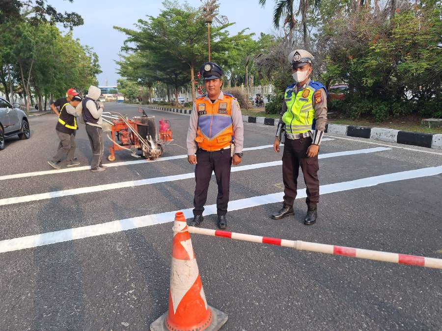 Hello Pembalap Liar, Lihat Nih! Satlantas Pekanbaru Pasang Pita Buat Kalian