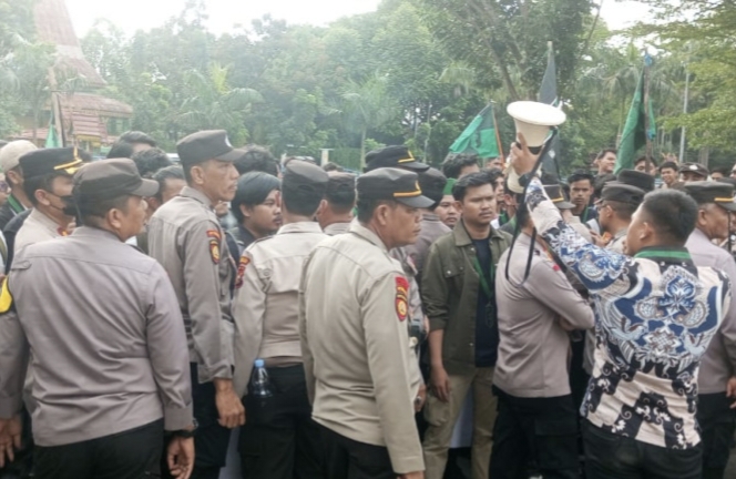 Disinyalir Akan Digunakan untuk Bangun IKN, Mahasiswa Gelar Aksi Tolak Tapera di DPRD Riau