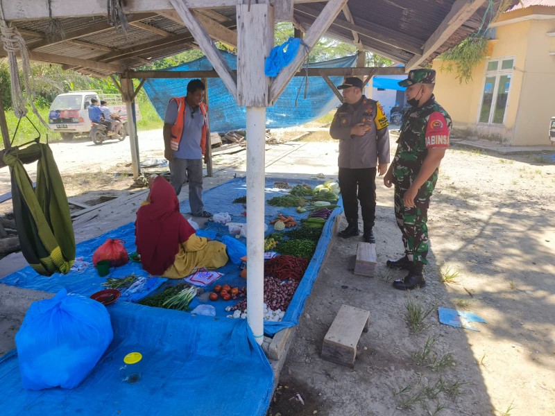 Polsek Kunto Darussalam Hampiri Pedagang Pasar Baru Sampaikan Pesan Pilkada Damai 2024