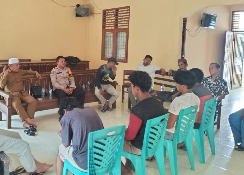 Bhabinkantibmas Polsek Kabun Sambangi Masyarakat Edukasi Cooling System Pilkada 2024