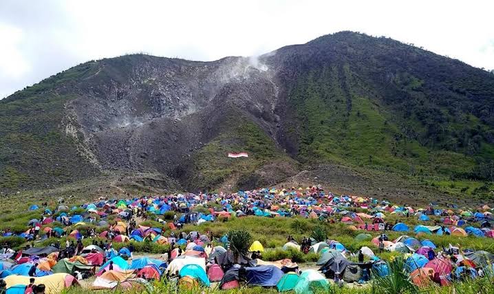 Malam Pergantian Tahun Gunung Talang Sumbar Diserbu Pendaki, 1 Orang Alami Hipotermia