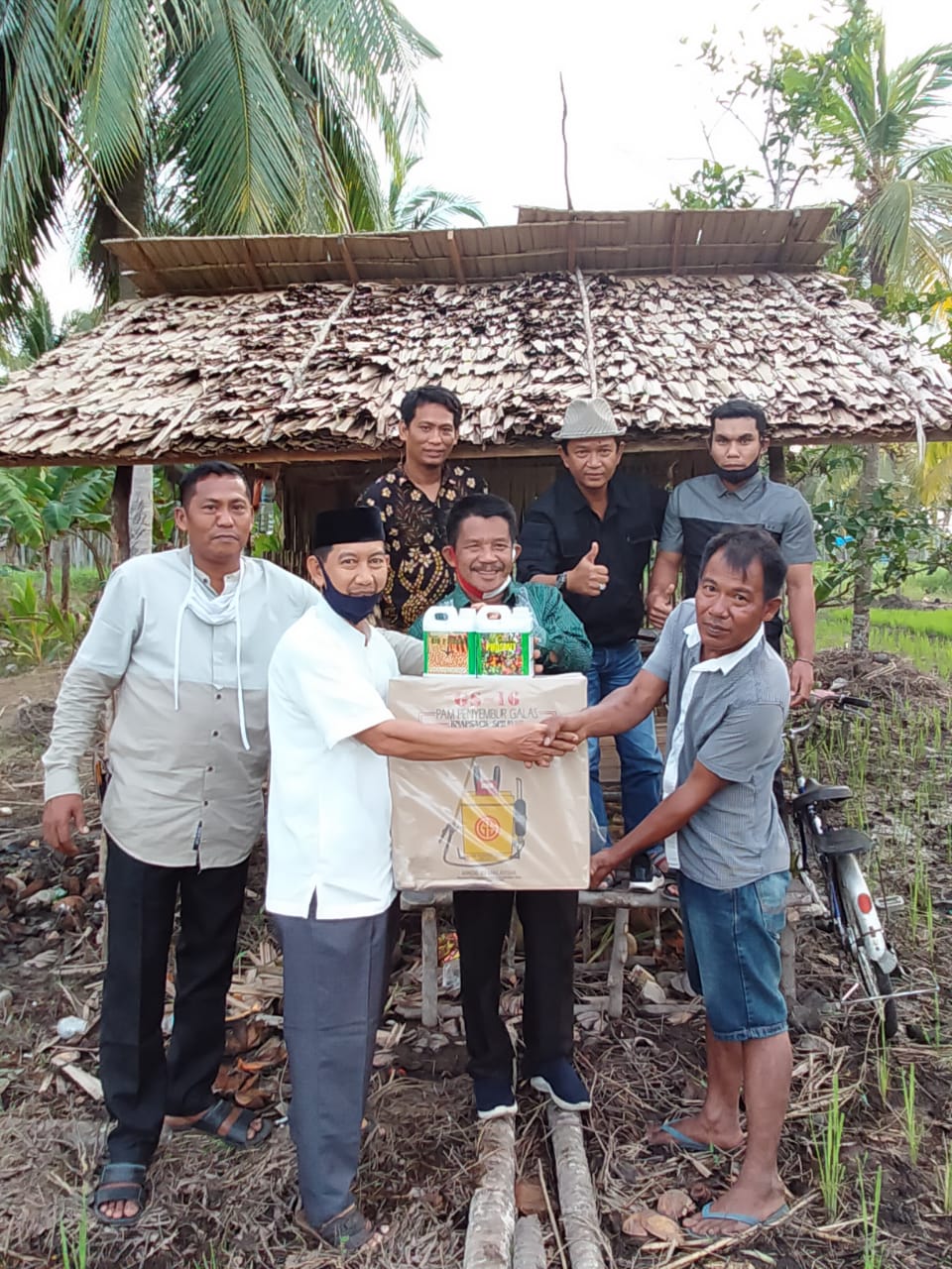 Tingkatkan Hasil Pertanian, STII Inhil Serahkan Bantuan Sprayer dan Pupuk kepada Poktan Tanjung Jaya