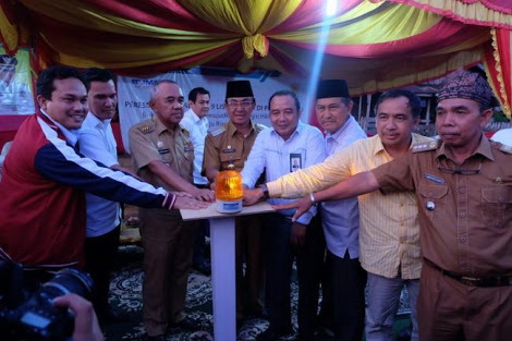 Di Indragiri Hilir, Gubernur Riau Resmikan Penyalaan 19 Listrik Desa di Riau